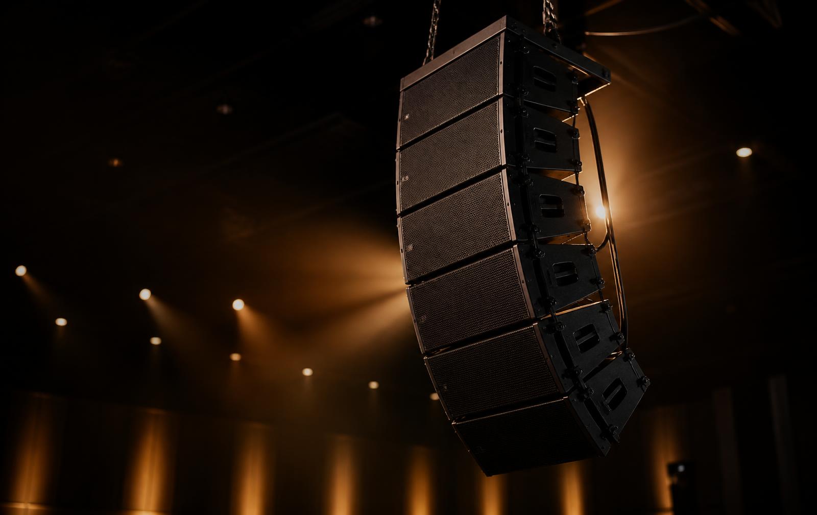 تأجير أنظمة صوت احترافية لقاعات المؤتمرات والفعاليات في الرياض — مكبرات line array معلّقة